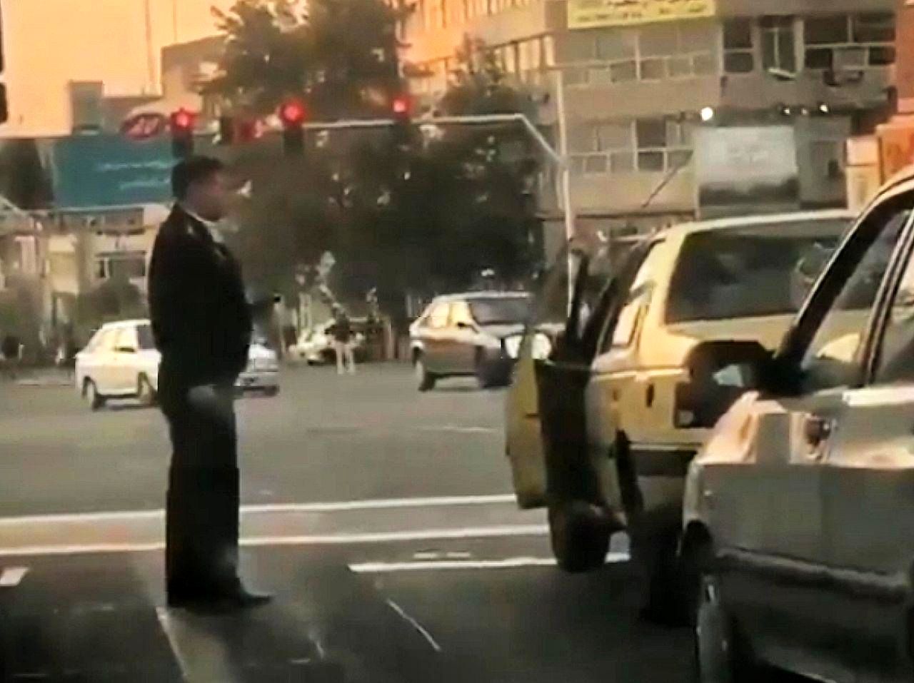 تذکر پلیس راهور به راننده‌ای که سیگار خود را روی زمین انداخت