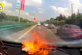 لحظه آتش گرفتن گوشی آیفون در وسط اتوبان! +فیلم