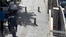 لحظه قاپیدن گوشی از دست عابر پیاده
