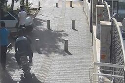 لحظه قاپیدن گوشی از دست عابر پیاده