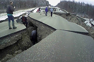 تخریب یک جاده در آلاسکا پس از وقوع زمین لرزه 7 ریشتری