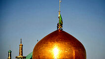 مراسم تعویض پرچم گنبد حرم مطهر رضوی