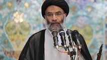 حضور بدون تشریفات امام جمعه اهواز در صف دریافت کارت پرواز