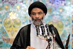حضور بدون تشریفات امام جمعه اهواز در صف دریافت کارت پرواز