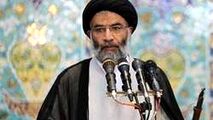 حضور بدون تشریفات امام جمعه اهواز در صف دریافت کارت پرواز