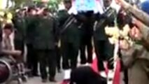 سجده شکر همسر شهید در مقابل تابوت پیکر همسرش