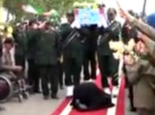 سجده شکر همسر شهید در مقابل تابوت پیکر همسرش