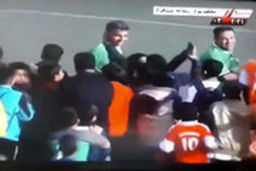 هجوم هواداران به سمت فردوسی‌پور برای گرفتن سلفی 