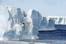 لحظه شکسته شدن یک یخچال طبیعی و فرار از مرگ دو ماجراجوی کایاک سوار 