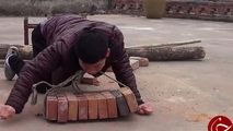 جوان فلجی که با کشیدن آجر به دندان نان درمی آورد