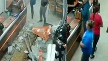 ورود ناگهانی خودرو به داخل رستوران!