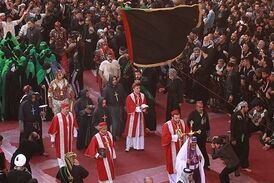 اظهار ارادت و بوسیدن خاک آستان امام حسین(ع) توسط روحانیون مسیحی!
