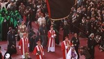 اظهار ارادت و بوسیدن خاک آستان امام حسین(ع) توسط روحانیون مسیحی!