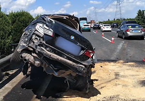 تصادف شدید خودرو با اتوبوس به دلیل رعایت نکردن فاصله ایمنی!