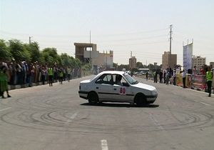 انجام حرکات نمایشی با خودروی داخلی