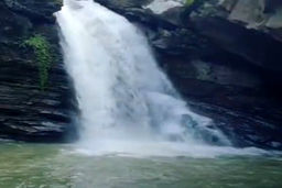 آبشار بی‌نظیر و دیدنی ساسنگ در مینودشت