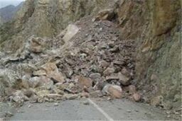 لحظه هولناک ریزش کوه در جاده مواصلاتی شهرستان اردل