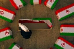 اولین دیدار پدر و مادر شهیدعبداللهی پس از ۳۷ سال با پیکر فرزندشان