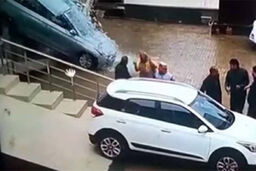 مشتری که خودروی صفر را به شیشه نمایشگاه کوبید!