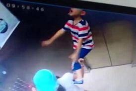 شجاعت خواهری برای نجات جان برادرش + فیلم
