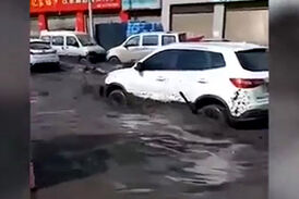 
شکسته شدن یک سد در چین، شهری را به هم ریخت + فیلم