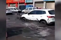 
شکسته شدن یک سد در چین، شهری را به هم ریخت + فیلم