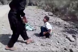 فیلم شکنجه 2 پسر بچه ایرانی توسط جوان بی‌وجدان