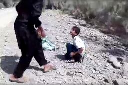 فیلم شکنجه 2 پسر بچه ایرانی توسط جوان بی‌وجدان
