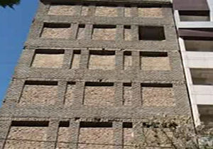 آجرچینی پنجره‌های یک خانه نیمه کاره برای احتکار کالا در مشهد