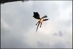 اژد‌های آتش‌خوار در مراسم افتتاحیه بیس‌بال و بهت حاضران!