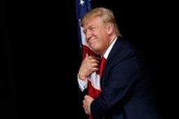 آغوش عاشقانه ترامپ برای پرچم آمریکا!