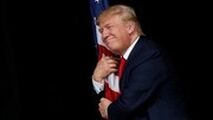 آغوش عاشقانه ترامپ برای پرچم آمریکا!