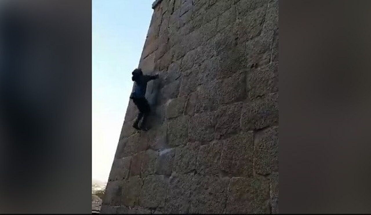 صعود با دست خالیِ مرد میمون نما به بالای قلعه! 