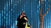  فلوت نوازی یک زن در راسته بازار تهران