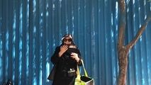  فلوت نوازی یک زن در راسته بازار تهران