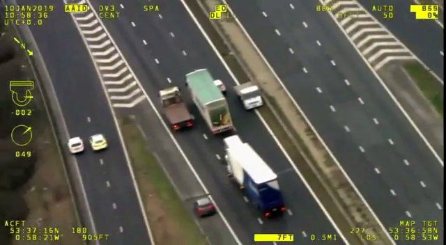 رانندگی جنون آمیز راننده کامیون در اتوبان! 