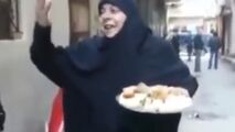  مادر شهیدی که برای شهادت فرزندش شیرینی پخش کرد