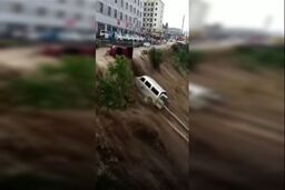 لحظه غرق شدن خودروها در سیل چین 