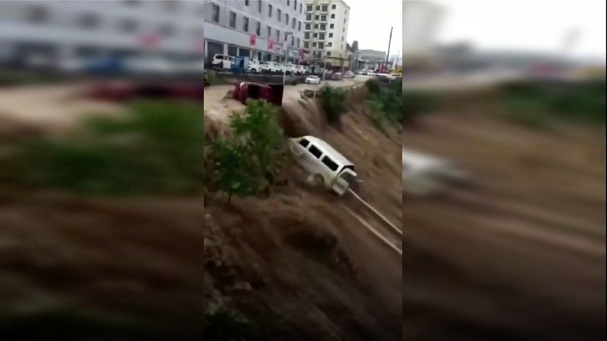 لحظه غرق شدن خودروها در سیل چین 