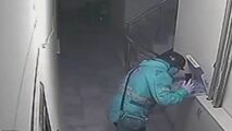 اقدام غیراخلاقی راننده پیک در درب خانه مشتری!