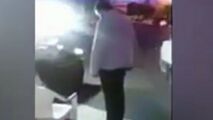نماز خواندن دستفروش کنار بساطش