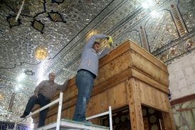 مراحل دیدنی از نصب نیم‌ضریح‌های خیمه‌گاه حسینی(ع) در کربلا