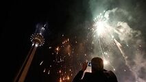 نورافشانی آسمان تهران همزمان با بانگ تکبیر مردم در شب ۲۲ بهمن