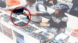 شگرد سارقان برای سرقت آسان از جواهرفروشی 