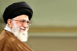واکنش رهبر انقلاب وقتی که مجری مراسم به مداح اردبیلی اجازه ادامه مداحی نمی‌دهد