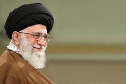 واکنش رهبر انقلاب وقتی که مجری مراسم به مداح اردبیلی اجازه ادامه مداحی نمی‌دهد