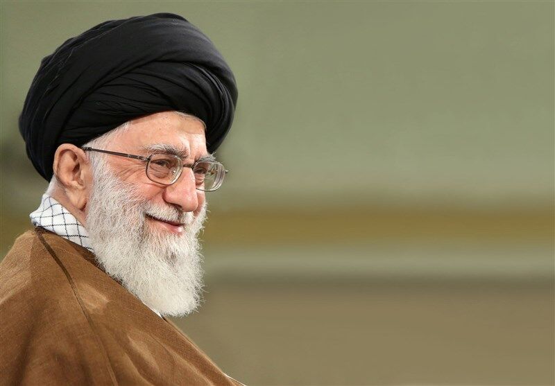 واکنش رهبر انقلاب وقتی که مجری مراسم به مداح اردبیلی اجازه ادامه مداحی نمی‌دهد