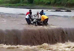 جوانان شجاعی که دوست موتورسوار خود را از جریان سیل بیرون آوردند