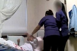 رفتار بی‌شرمانه پرستاران با بیمار سالخورده!