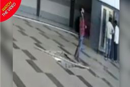 لحظه سقوط مرد جوان مقابل آسانسور فروشگاه!